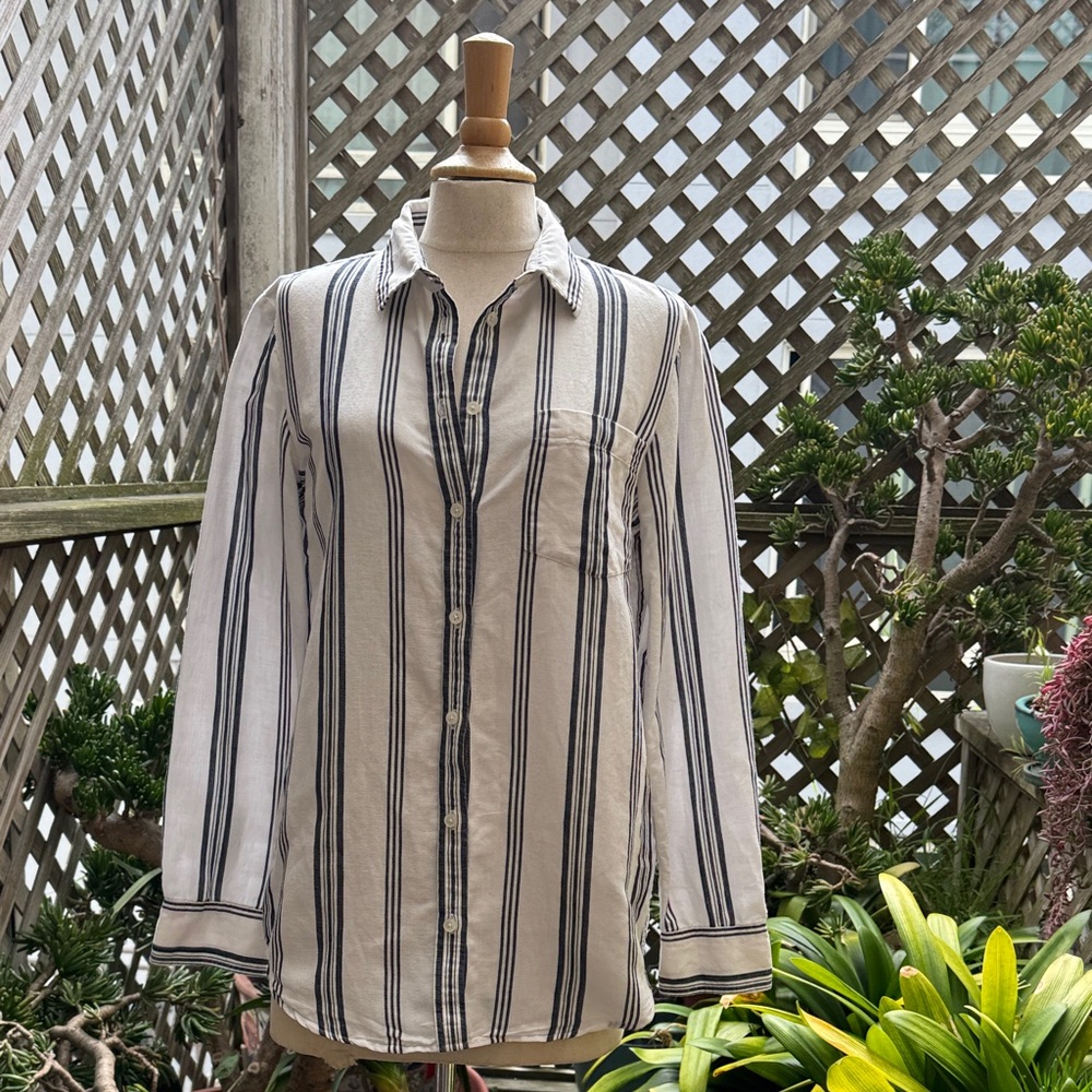 Banana republic Classic Long Sleeve Striped Shirt. Dark Grey & White, Medium GUC